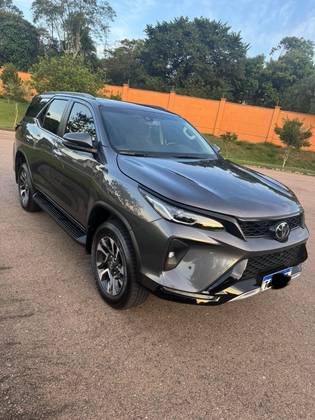 TOYOTA HILUX SW4 2.8 D-4D TURBO DIESEL SRX PLATINUM 7L 4X4 AUTOMÁTICO